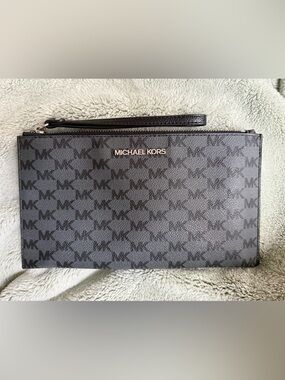 MICHAEL KORS Signature Large Wristlet Black Silver